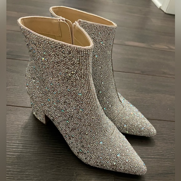 Betsey Johnson Kyla Bootie ✨ - Picture 3 of 8